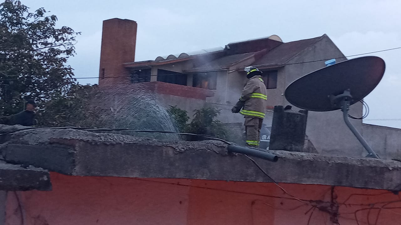 1696432311 86 Personal de ProteccionCivil y Bomberos atendieron un incendio en casa