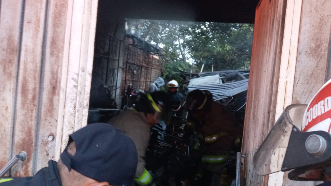 1696432317 875 Personal de ProteccionCivil y Bomberos atendieron un incendio en casa