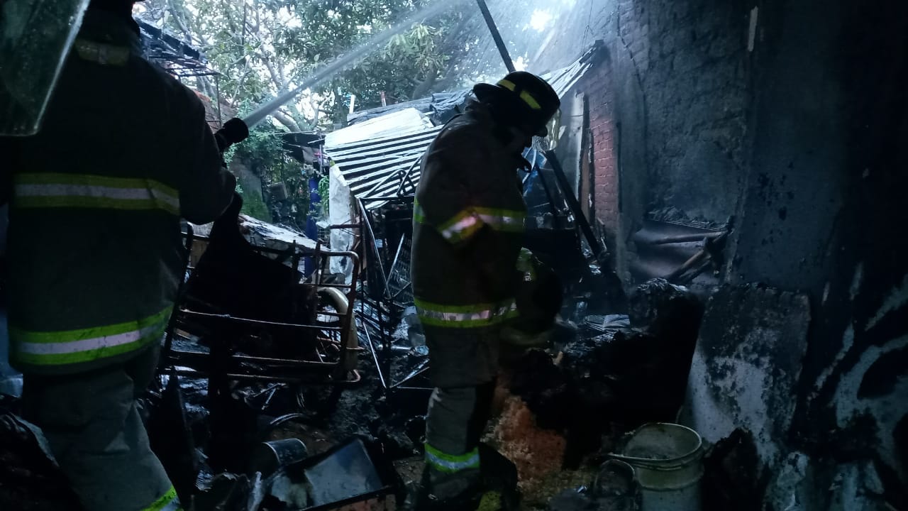 1696432324 972 Personal de ProteccionCivil y Bomberos atendieron un incendio en casa