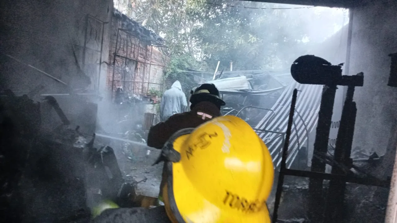 1696432348 Personal de ProteccionCivil y Bomberos atendieron un incendio en casa jpg