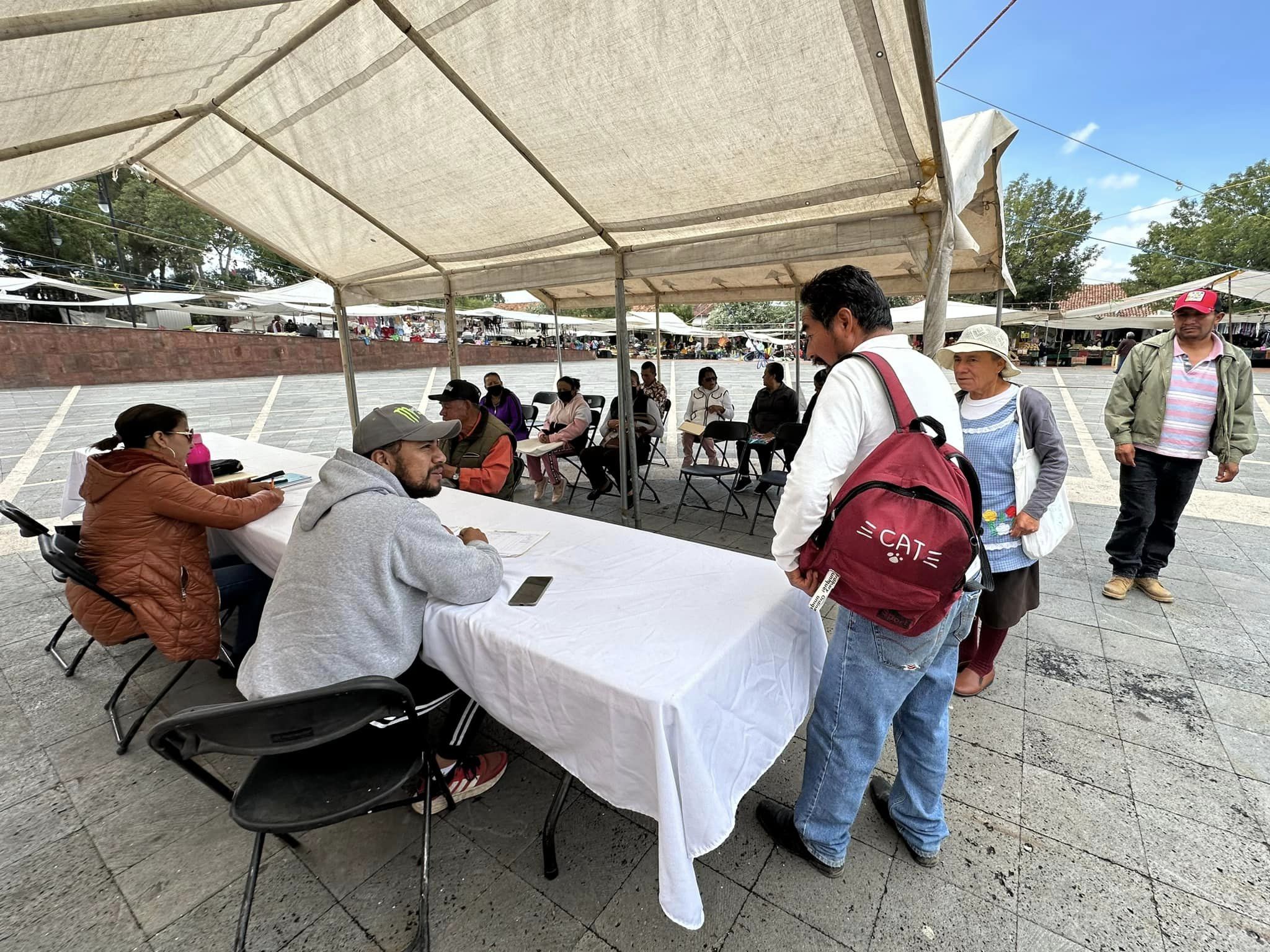 1696441539 324 Continua la audiencia campesina en la plaza civica de la