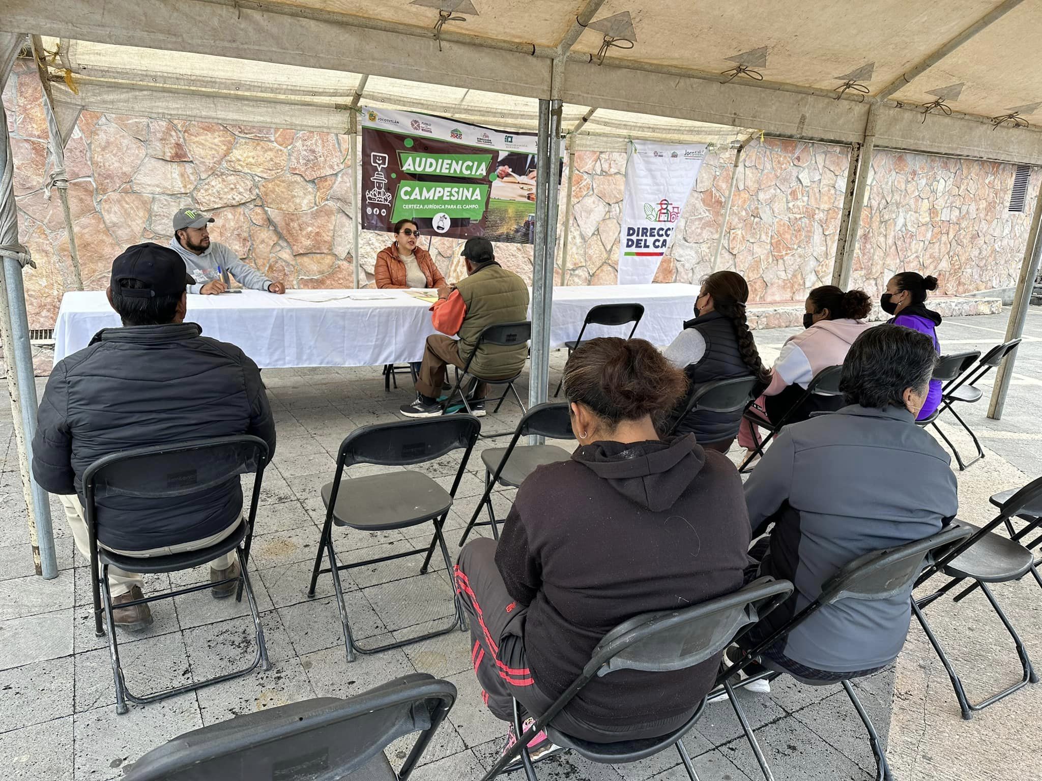 1696441551 277 Continua la audiencia campesina en la plaza civica de la