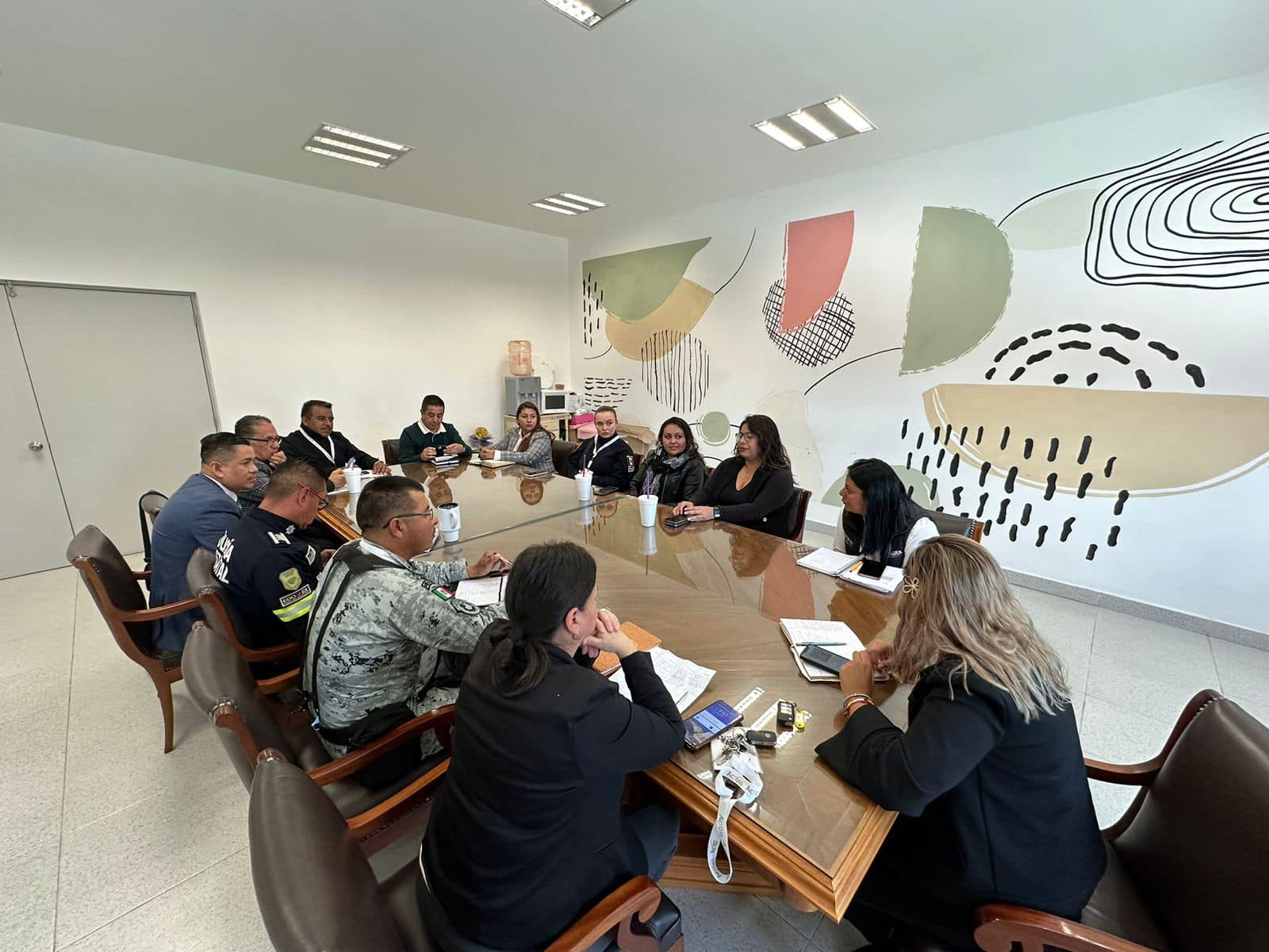 1696450284 520 En la reunion de la MesaPorLaPaz los tres ordenes de