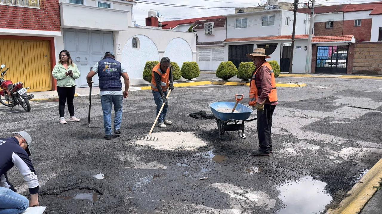 1696455836 No mas baches en la colonia Jesus Jimenez Gallardo