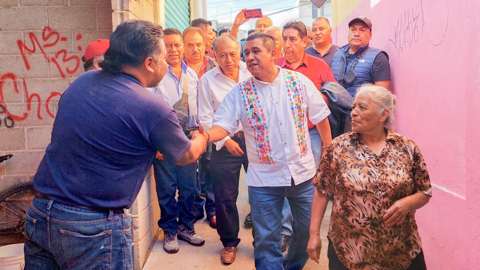 1696518376 Nuestro presidente Felipe Arvizu se reunio con locatarios del Mercado scaled