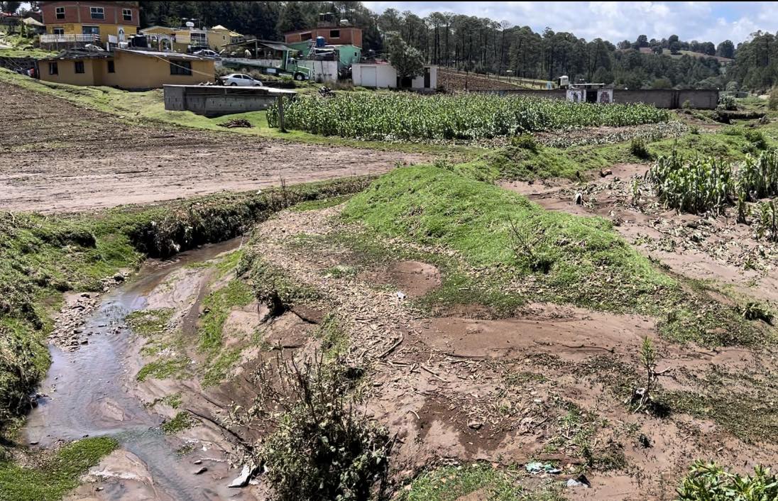 1696532391 199 Trabajamos en la limpieza y desazolve del rio ubicado en