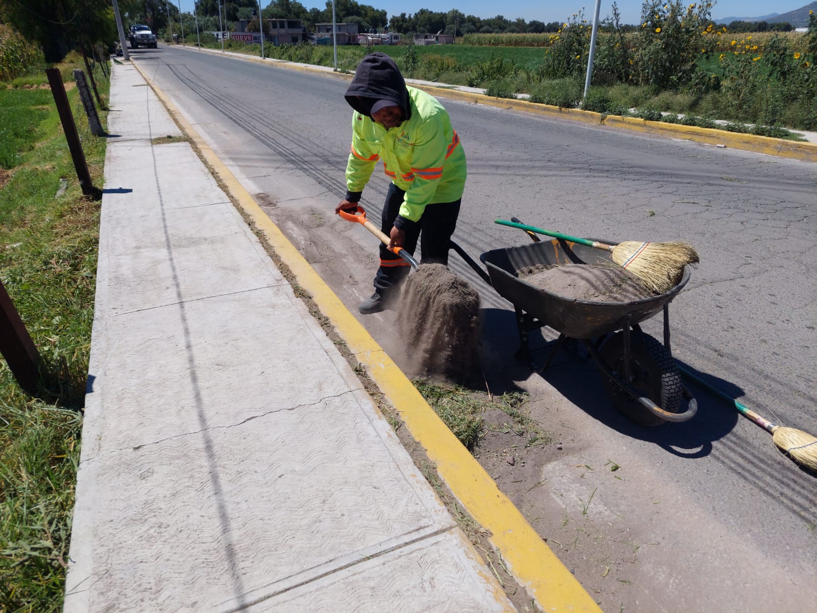 1696598672 623 La brigada de Servicios Publicos realizo mantenimiento a lo largo