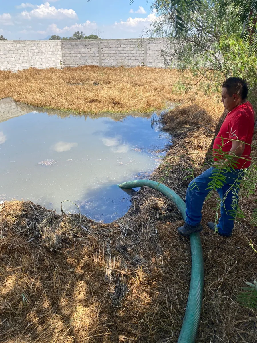 1696604080 957 ¡Desazolvando Fosas de Descarga en San Miguel Atepoxco Nuestro equipo