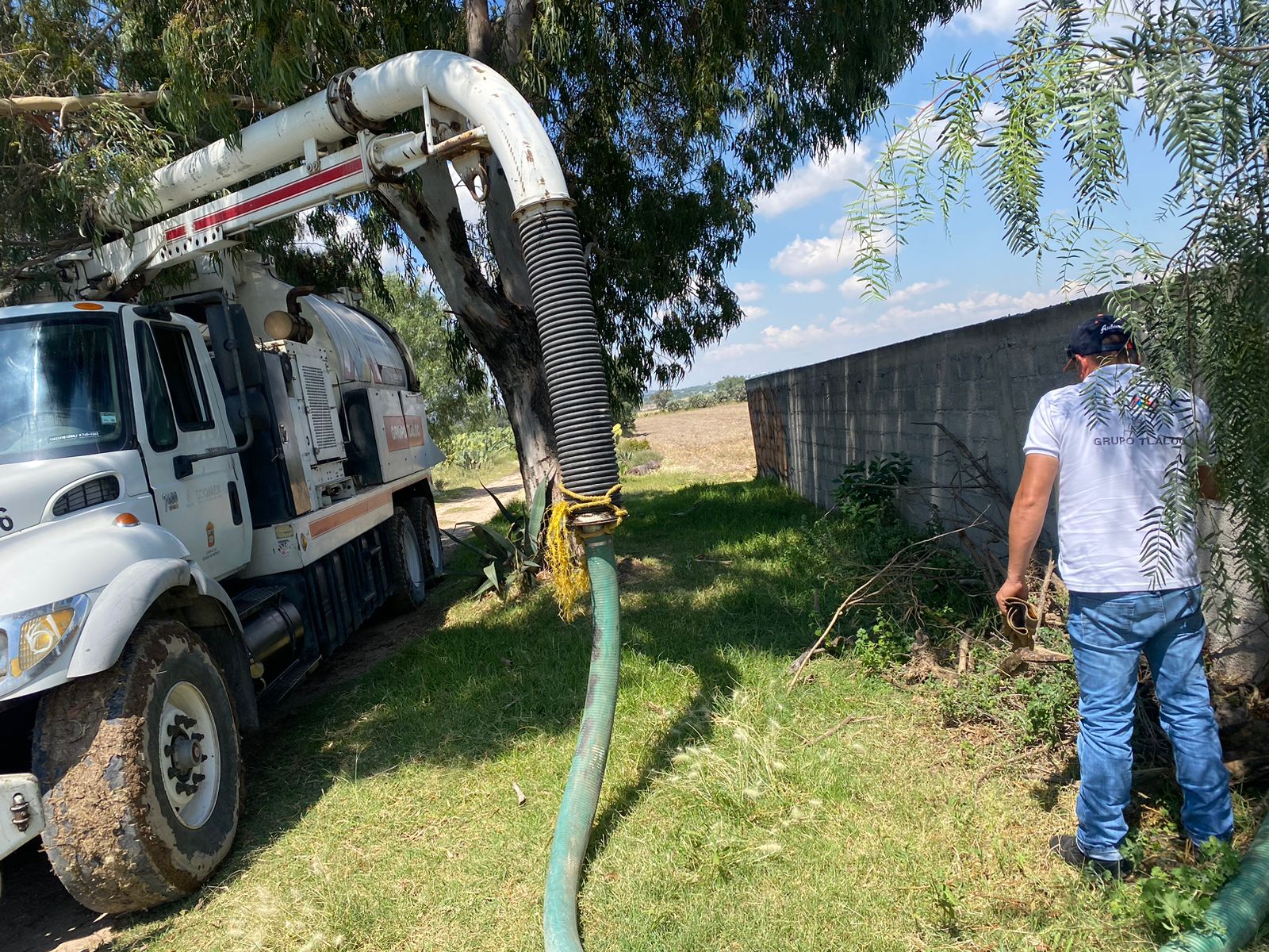 1696604084 70 ¡Desazolvando Fosas de Descarga en San Miguel Atepoxco Nuestro equipo