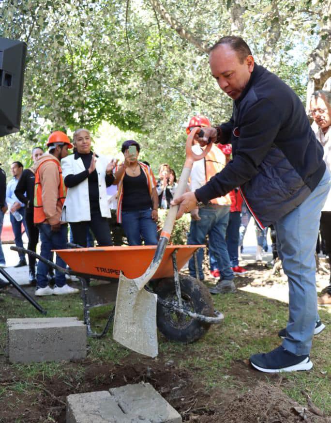 1696616917 347 Esta manana en el Fraccionamiento ElPorvenir el presidente municipal Manuel