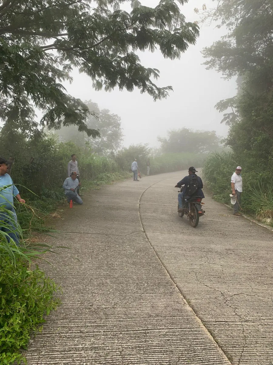 1696617512 Estamos llevando acabo el deshierbe de la carretera Las Parotas