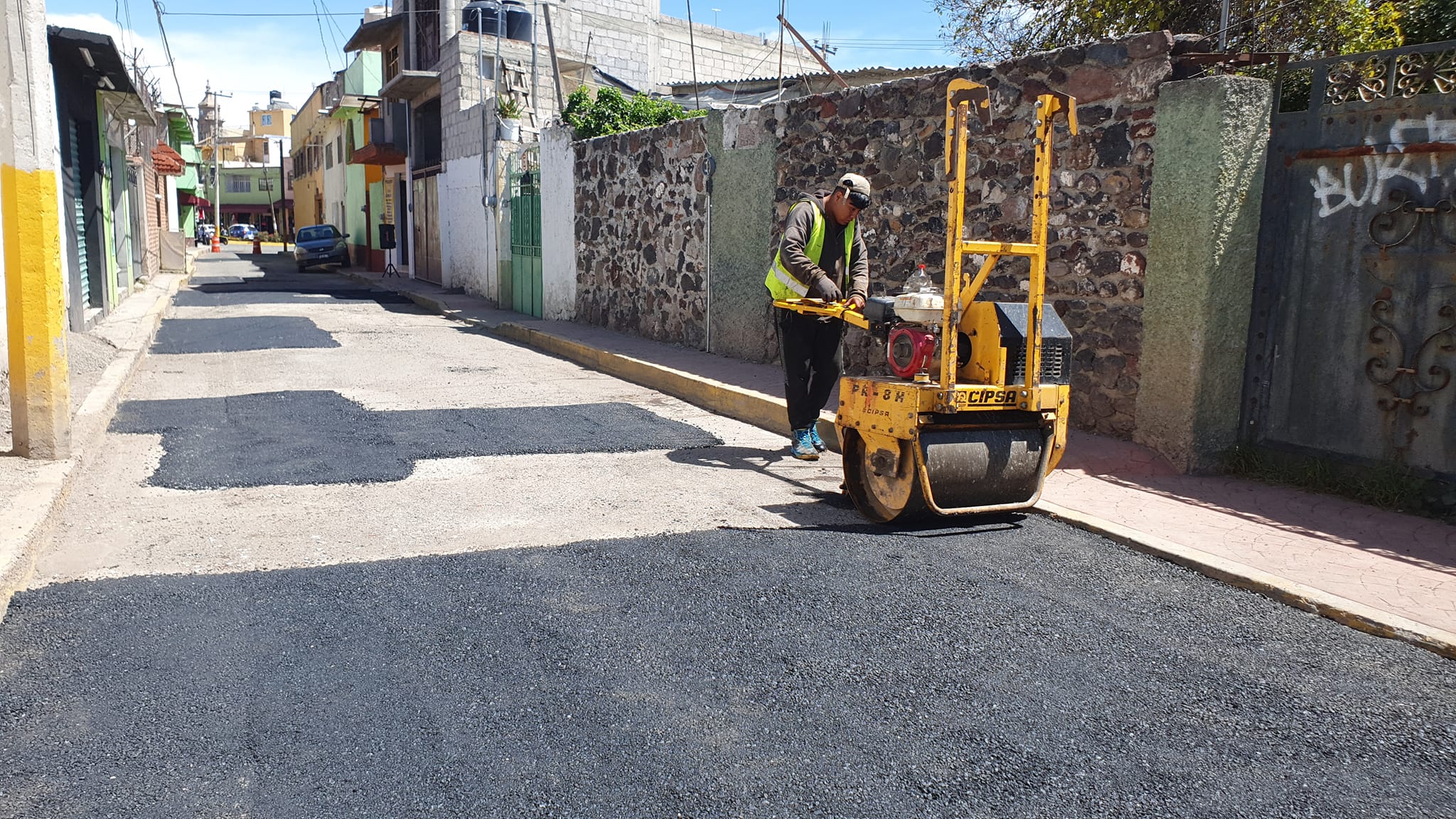 1696620983 144 Esta manana nos encontramos realizando mantenimiento de bacheo en la