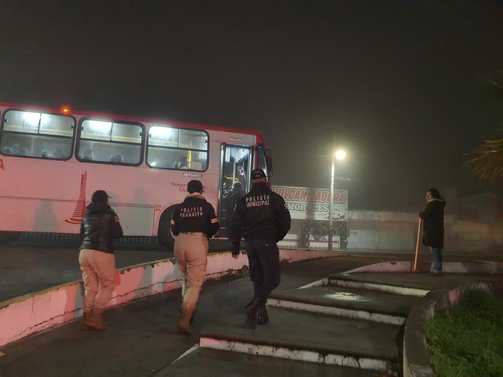 1696632989 151 Con operativos cordones de seguridad y escolta de autobuses con