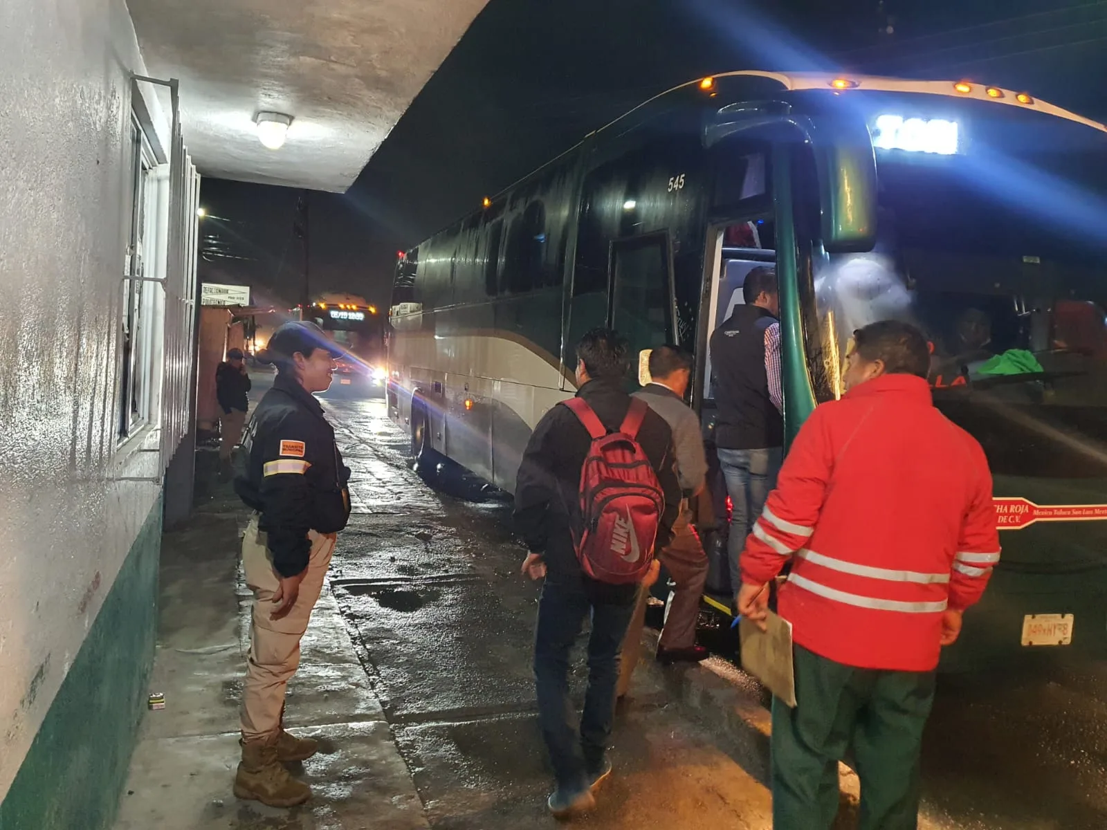 1696633010 Con operativos cordones de seguridad y escolta de autobuses con jpg