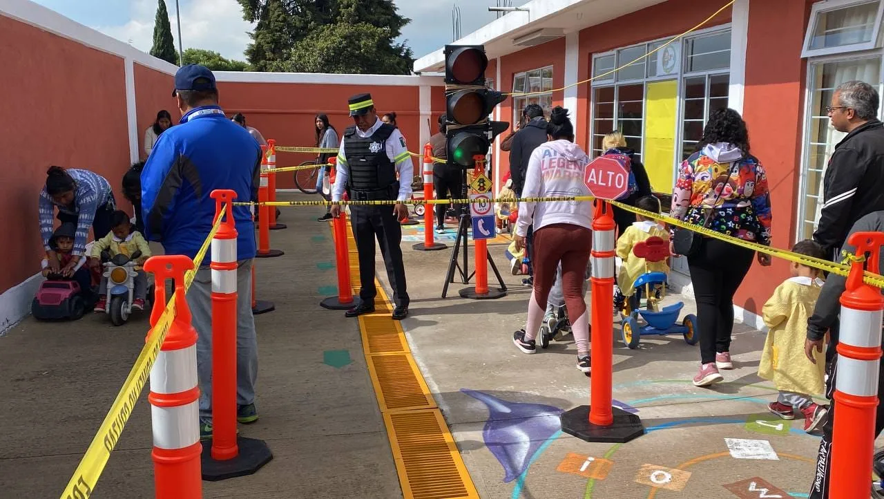 1696634236 La FeriaPorTuSeguridad sigue recorriendo las escuelas del municipio en esta jpg