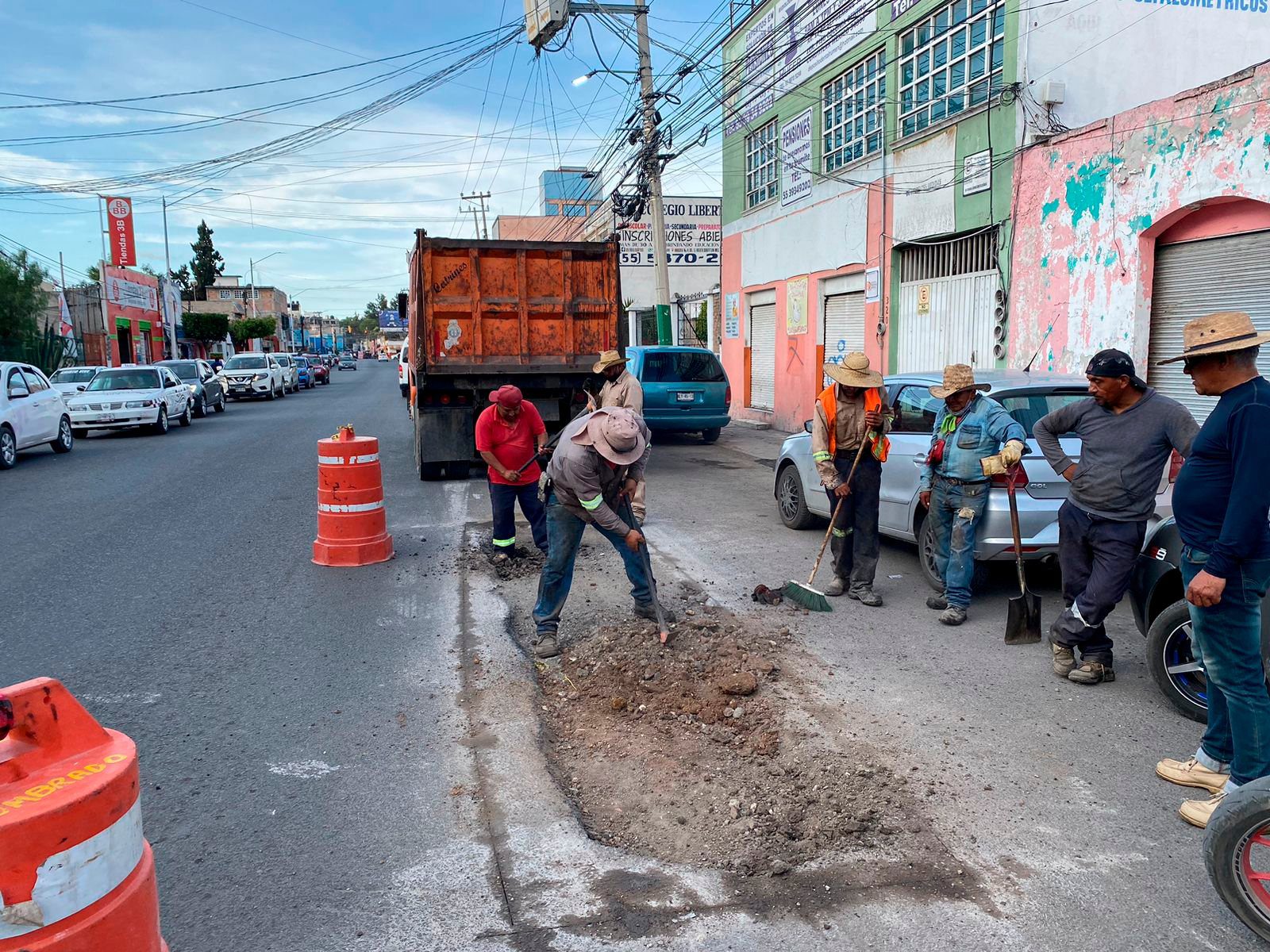 1696701915 602 Continuamos realizando trabajos de la Jornada de Bacheo continuo con