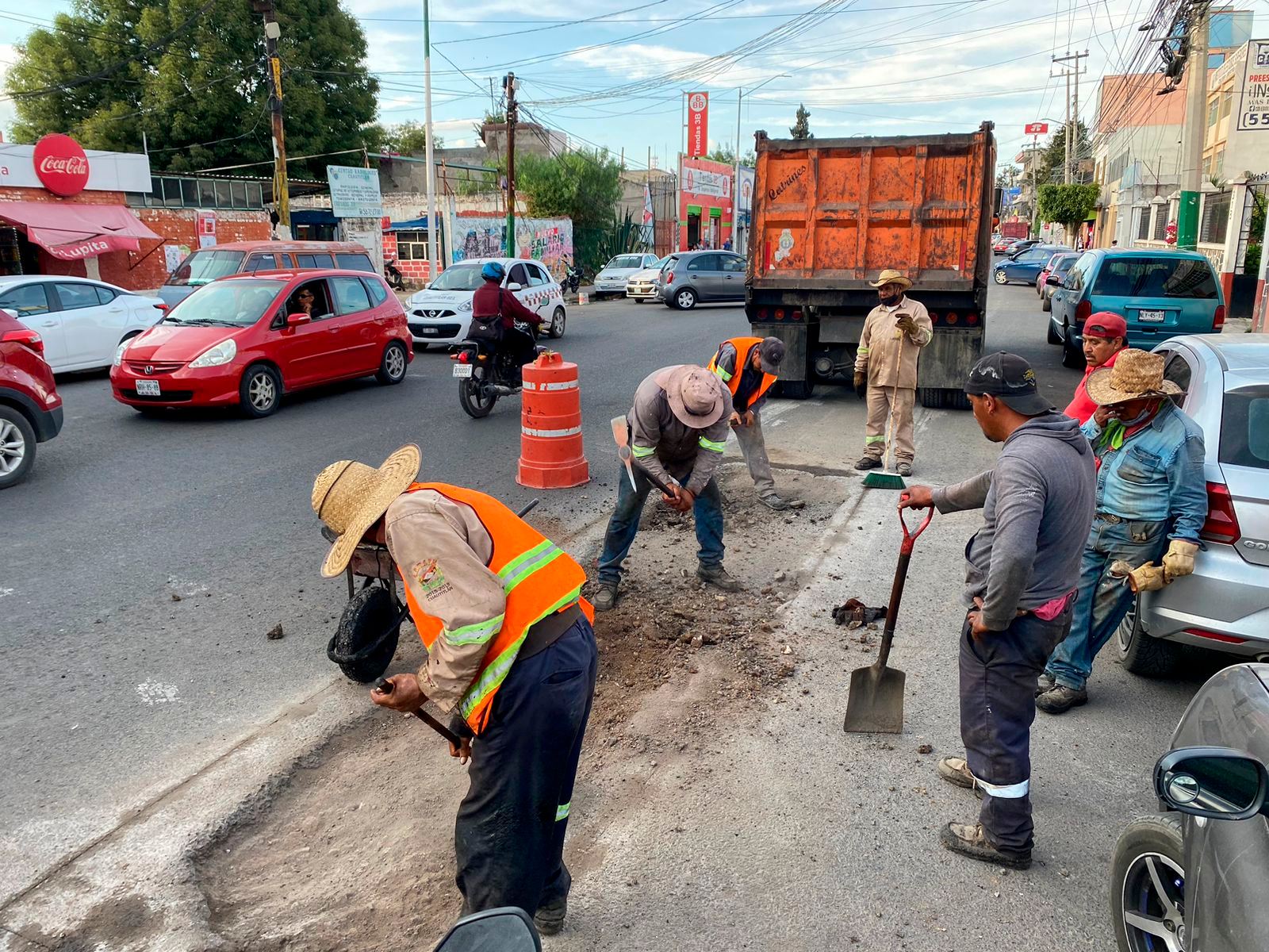 1696701932 486 Continuamos realizando trabajos de la Jornada de Bacheo continuo con