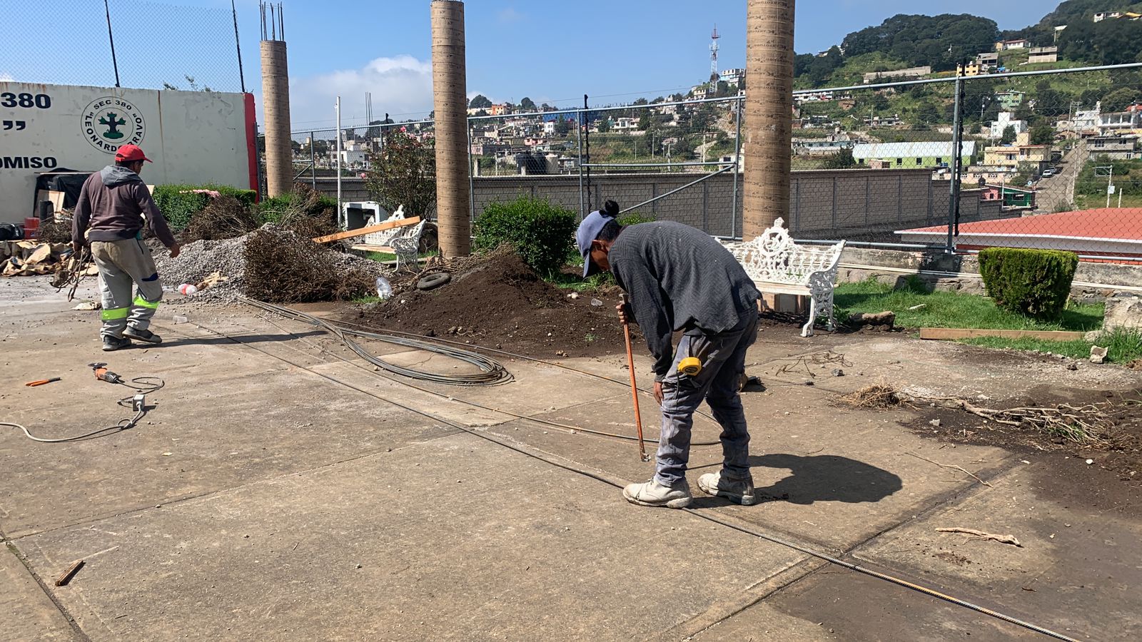 1696707974 519 Continuamos con la construccion del arco techo de la Escuela