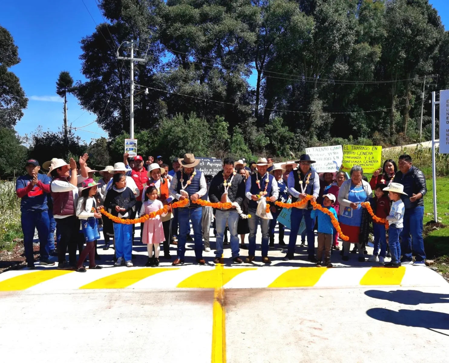 1696711857 Inauguramos este importante encementado en el Cerro de la Luna scaled