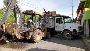 1696785996 Se realiza faena en calle del panteon encabezada por nuestra