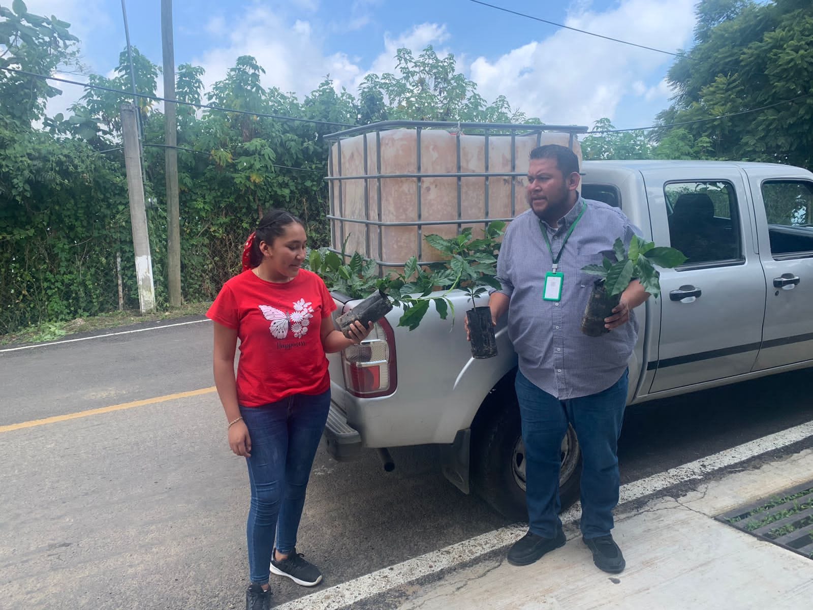 1696791314 612 Se sigue entregando planta de cafe en la Cabecera Municipal