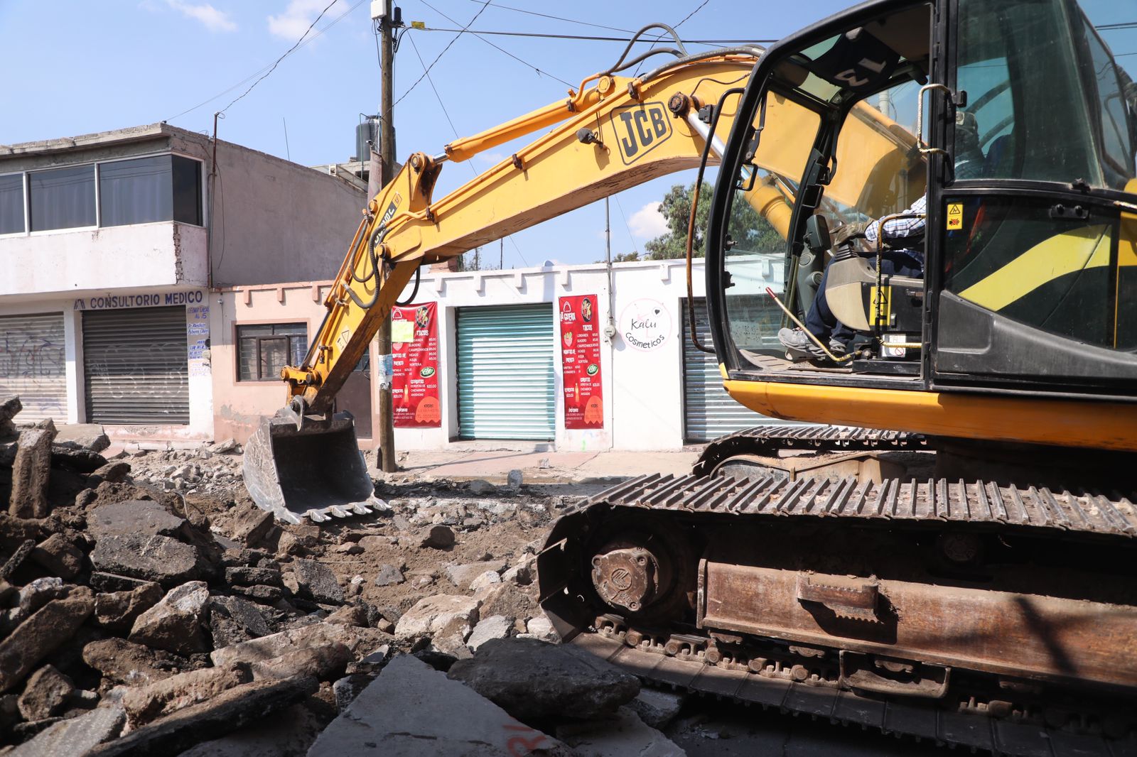 1696797779 174 ¡Continuamos con la Pavimentacion de Calle Leona Vicario en el