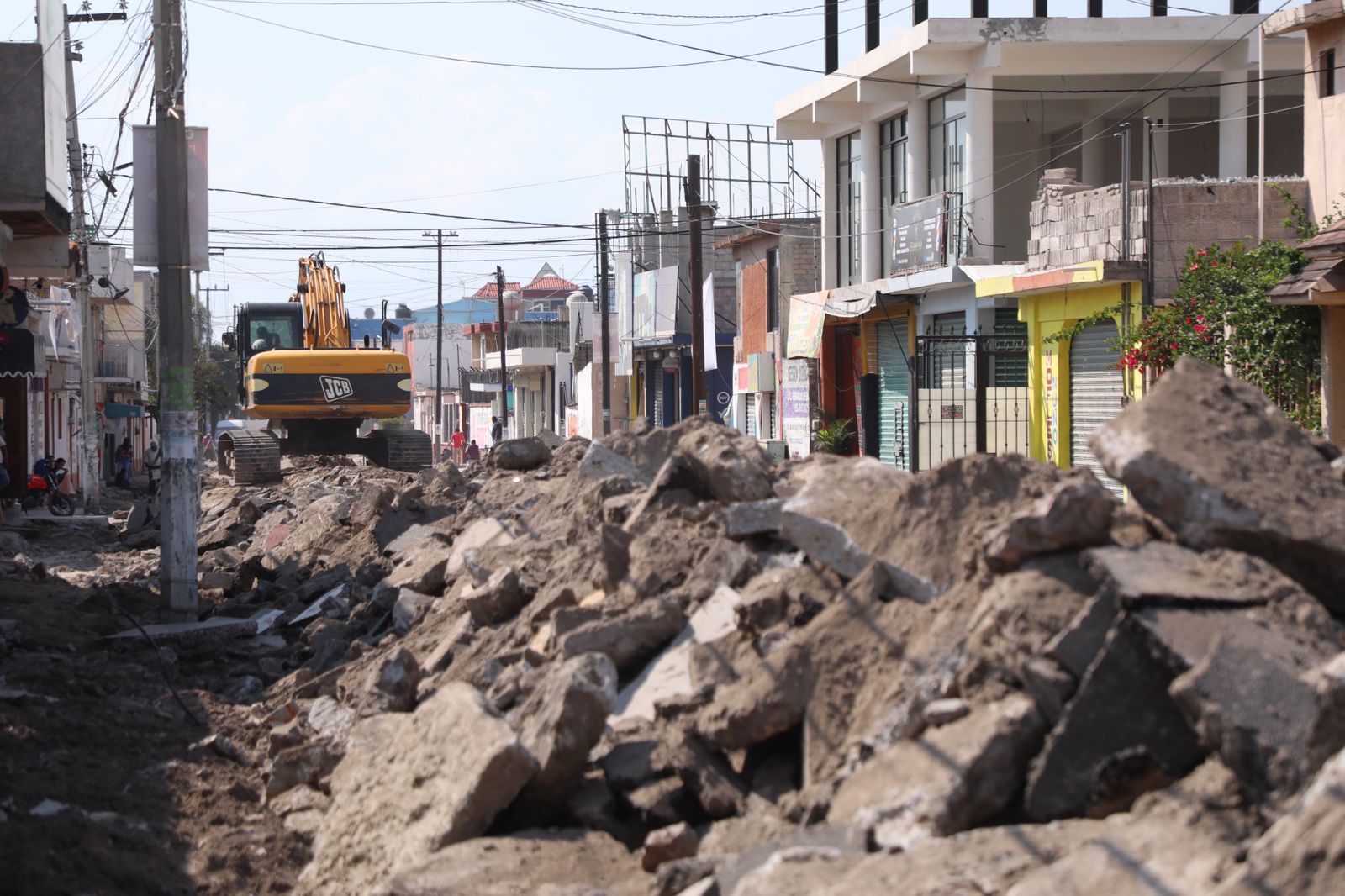 1696797783 961 ¡Continuamos con la Pavimentacion de Calle Leona Vicario en el