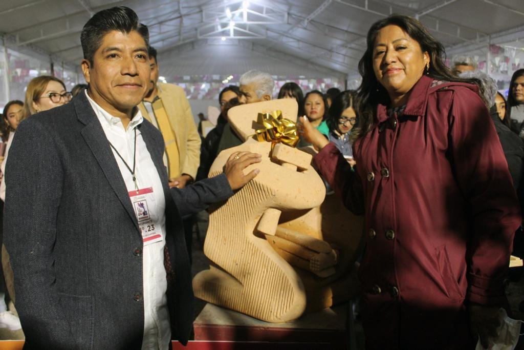 1696868399 840 XOCHITL FLORES PREMIA A GANADORES DEL CONCURSO DE LABRADO EN