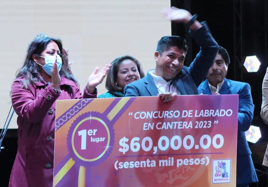 1696868427 XOCHITL FLORES PREMIA A GANADORES DEL CONCURSO DE LABRADO EN jpg