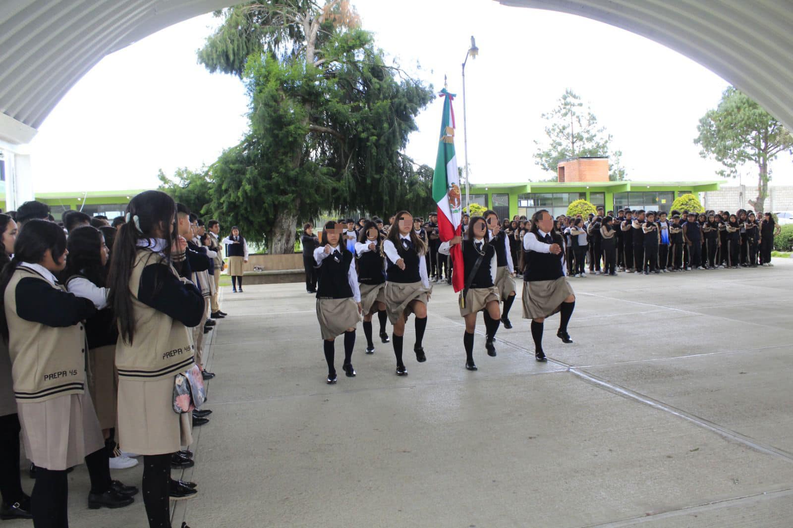 1697036976 745 Asisti a la ceremonia de Honores a la Bandera en