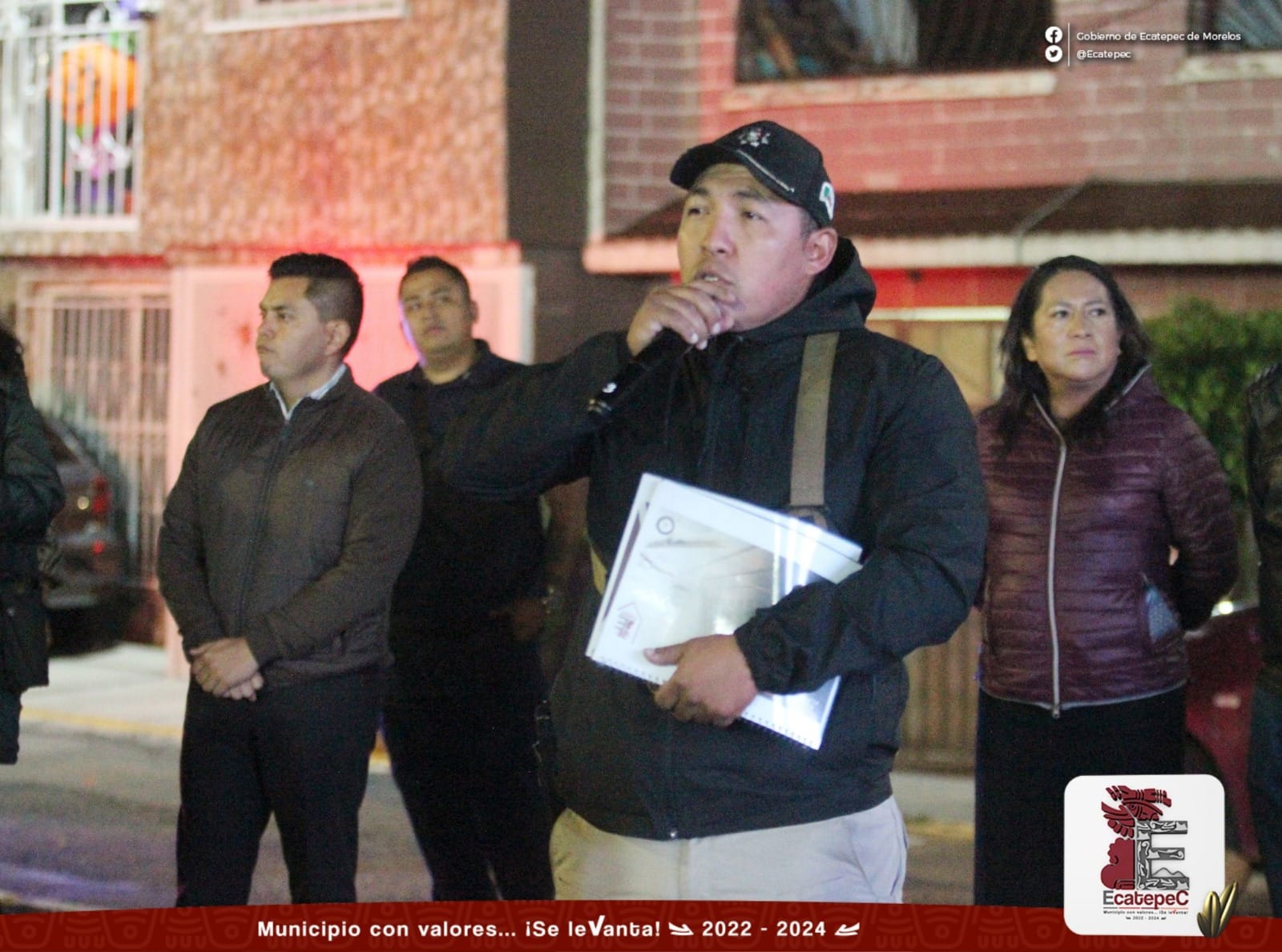 1697056703 851 Reunidos ante vecinos de la colonia Poligono II directores y