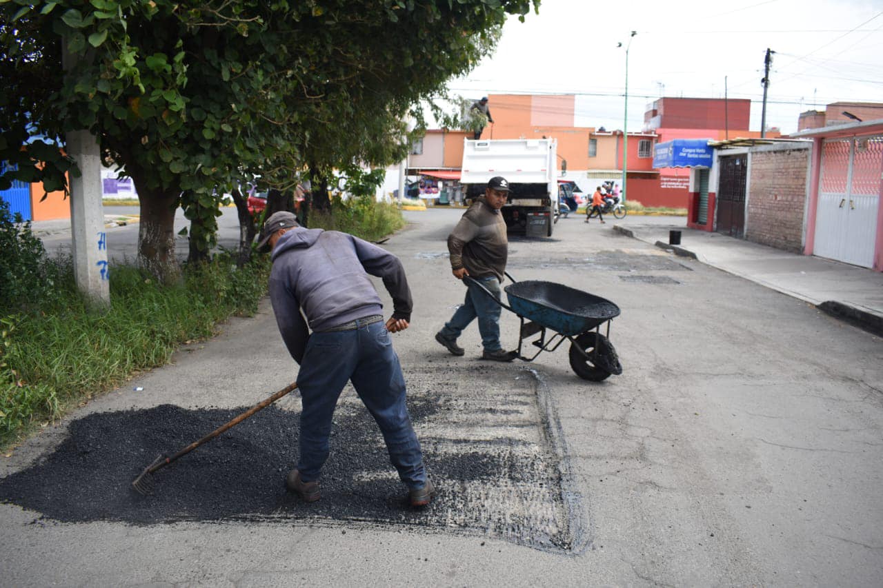 1697060137 22 Programa Permanente de Bacheo Realizamos labores de bacheo en Av