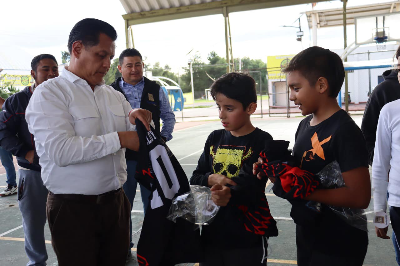 1697115374 587 Entrega de Uniformes El Presidente Municipal Juan Carlos Uribe Padilla