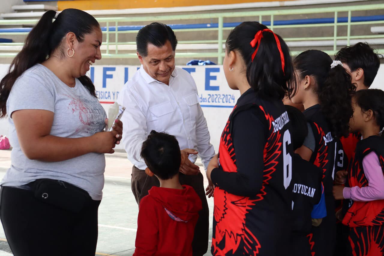 1697115380 166 Entrega de Uniformes El Presidente Municipal Juan Carlos Uribe Padilla