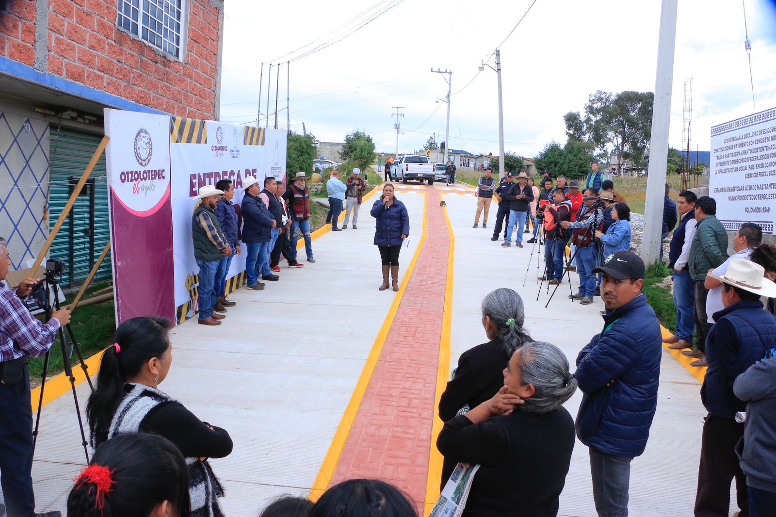 1697120518 725 En beneficio de las familias se hace entrega de pavimentacion