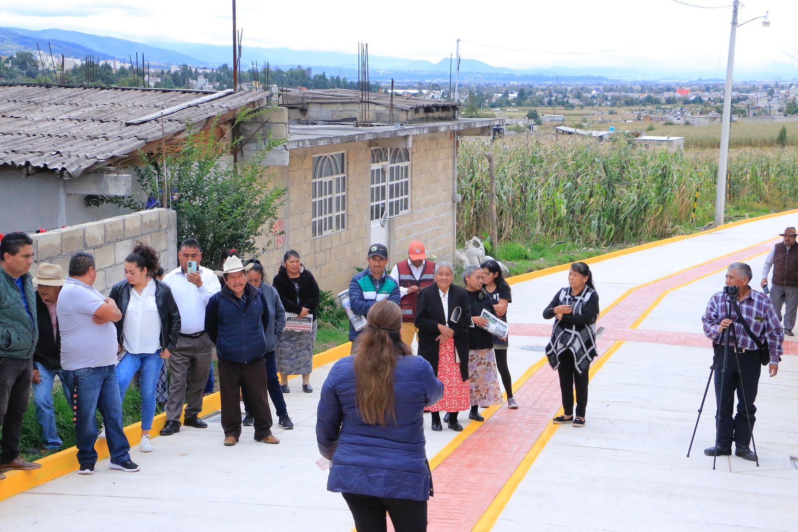 1697120523 112 En beneficio de las familias se hace entrega de pavimentacion