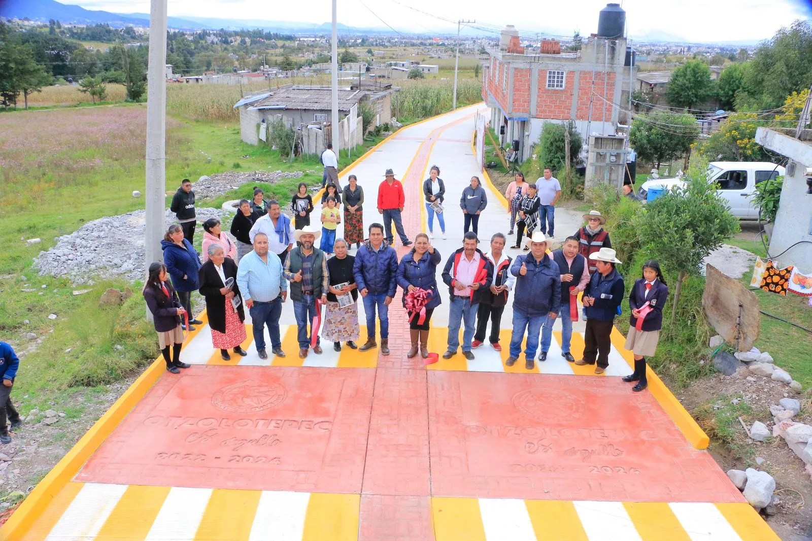 1697120554 En beneficio de las familias se hace entrega de pavimentacion jpg