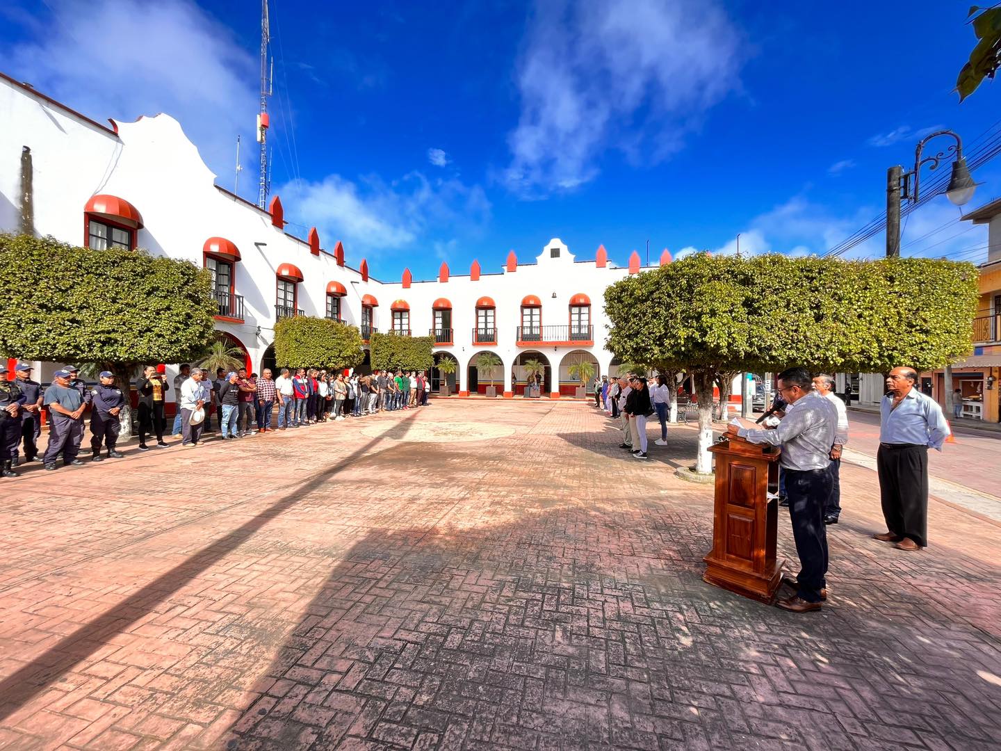 1697139823 251 Hoy el Presidente Municipal Lic Obed Santos Rojo acompanado de