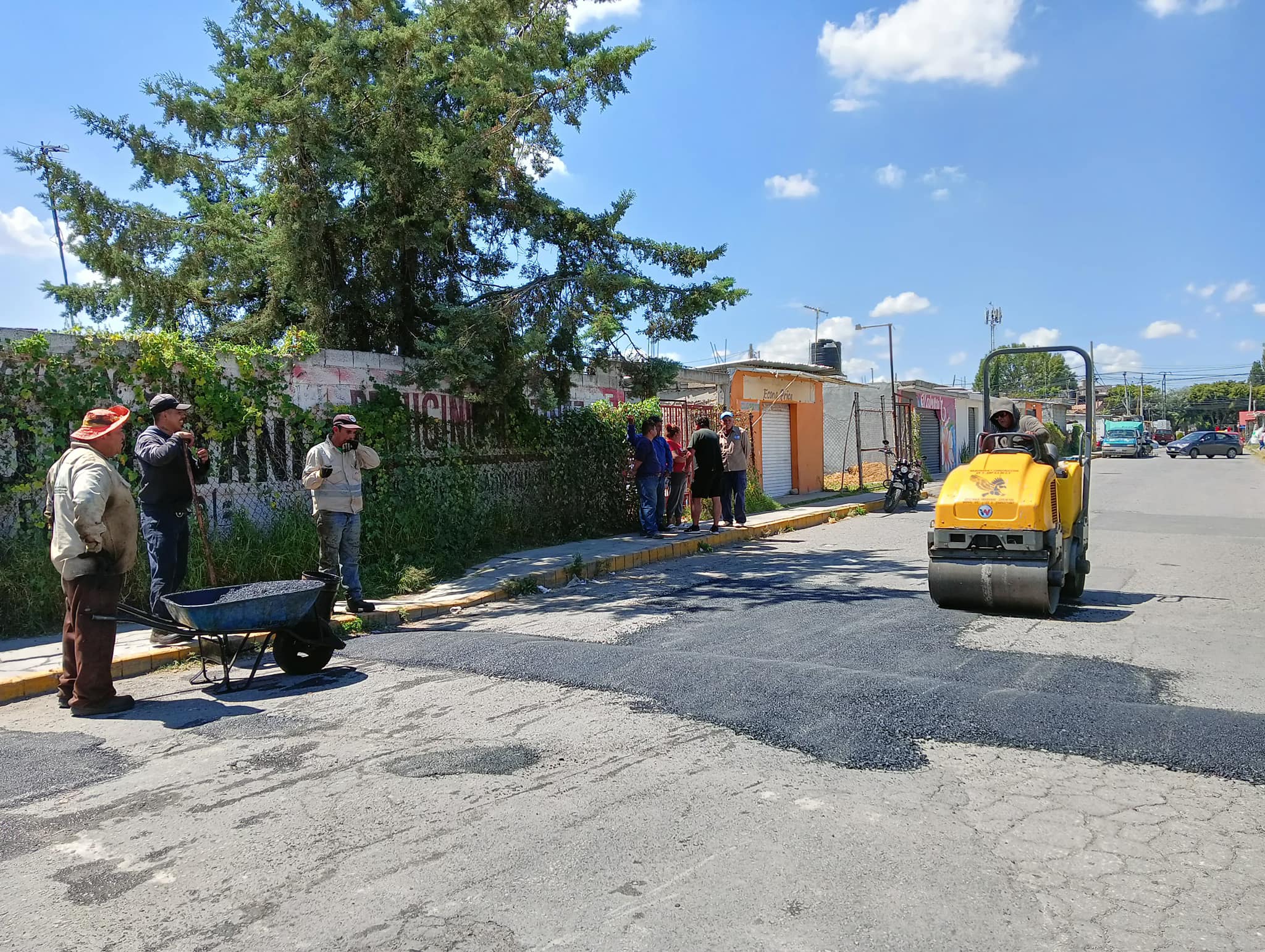 1697153900 884 Para contar con vialidades transitables se realizaron labores de bacheo