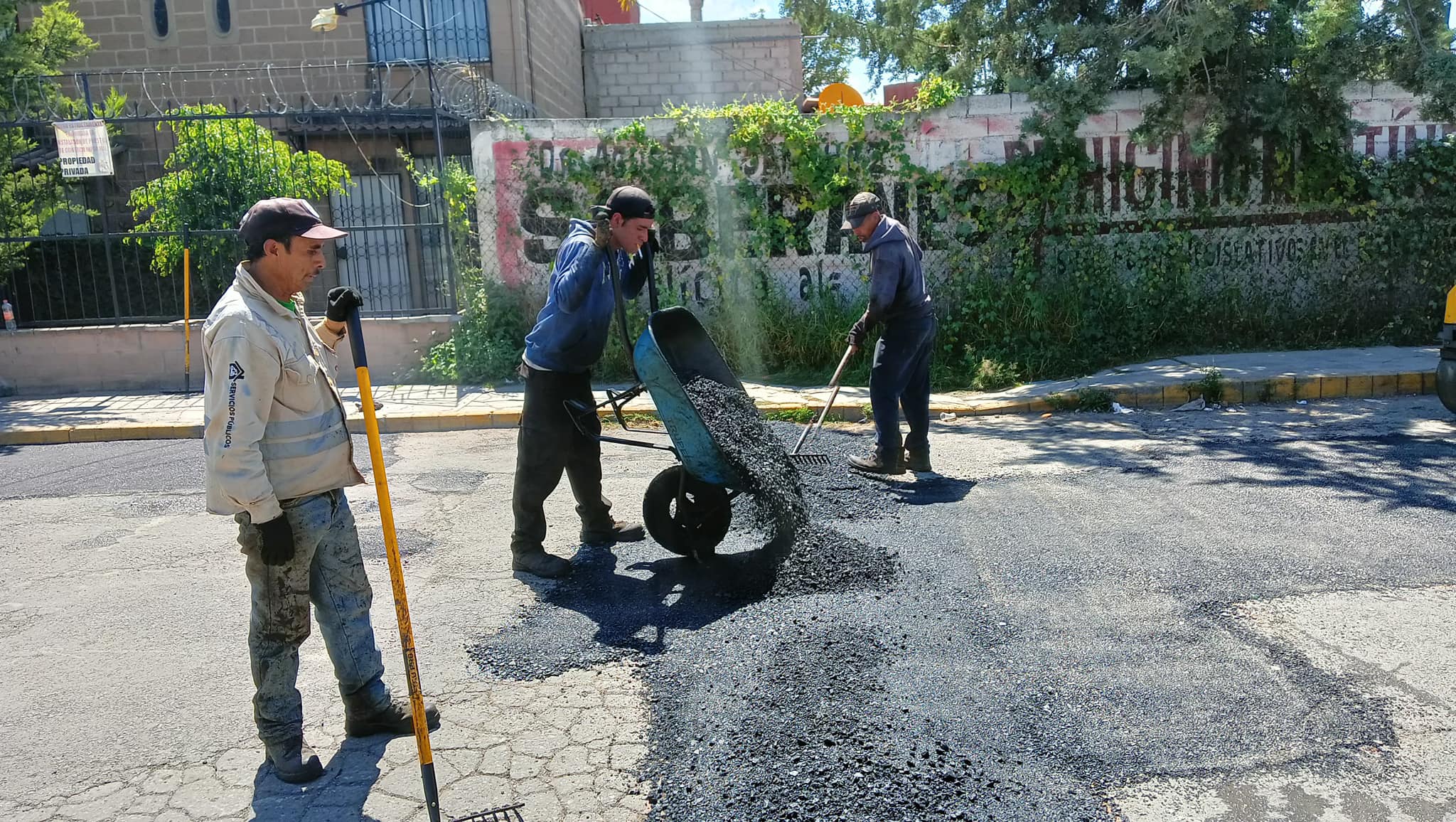 1697153906 167 Para contar con vialidades transitables se realizaron labores de bacheo