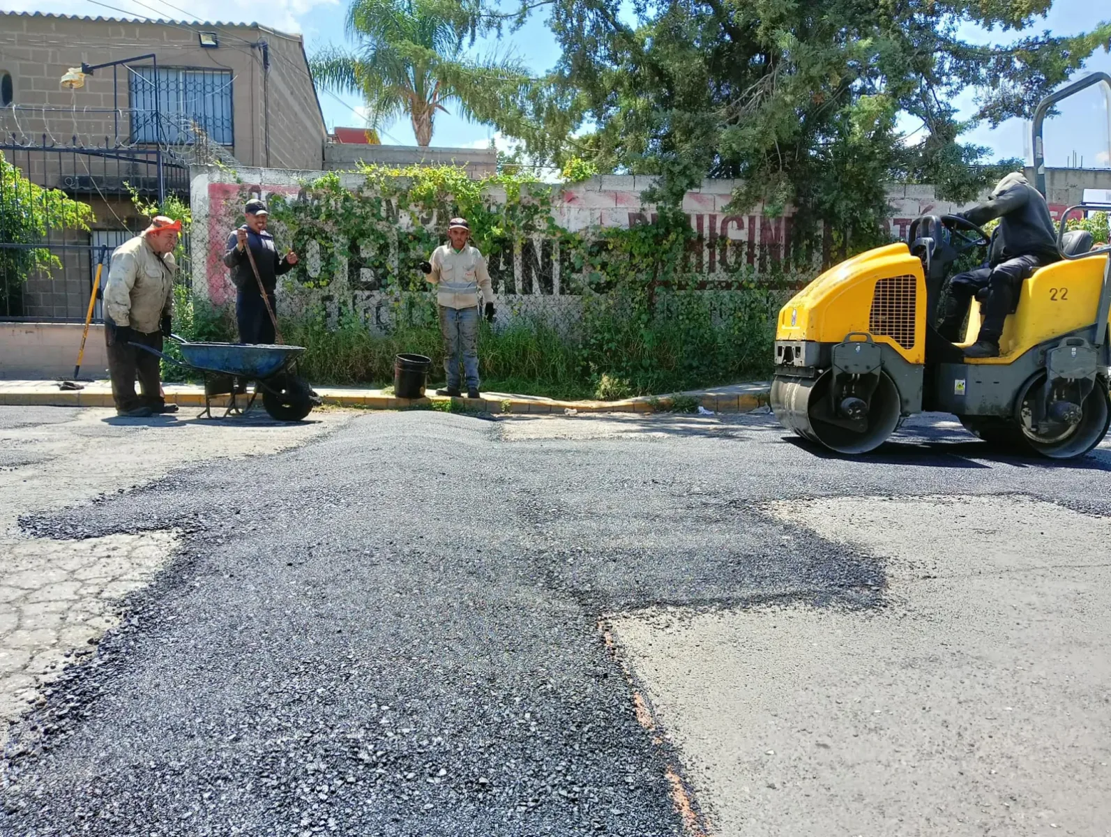 1697153940 Para contar con vialidades transitables se realizaron labores de bacheo scaled