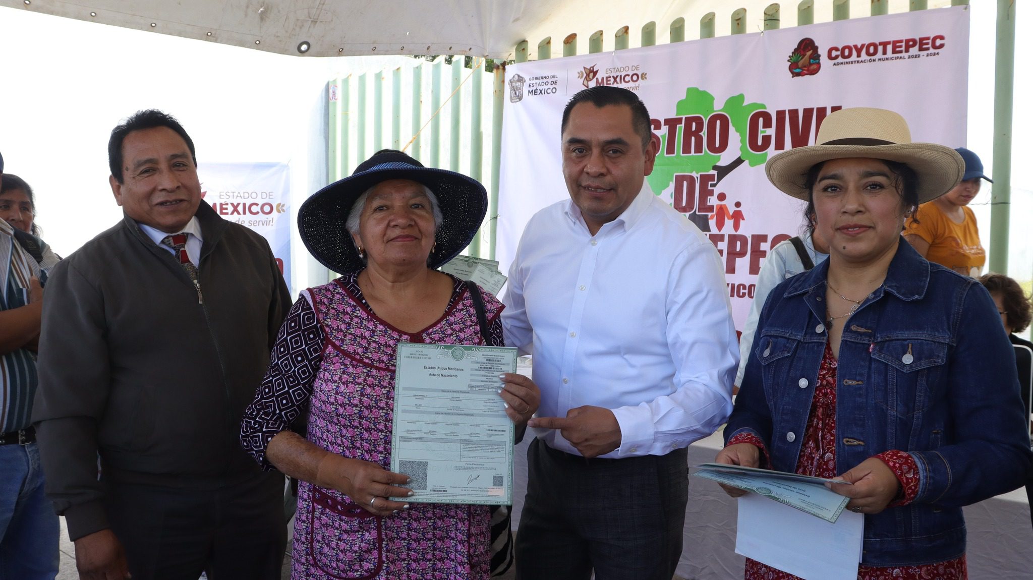 1697204094 313 REGISTRO CIVIL Nuestro Presidente Municipal Andres Montoya junto a