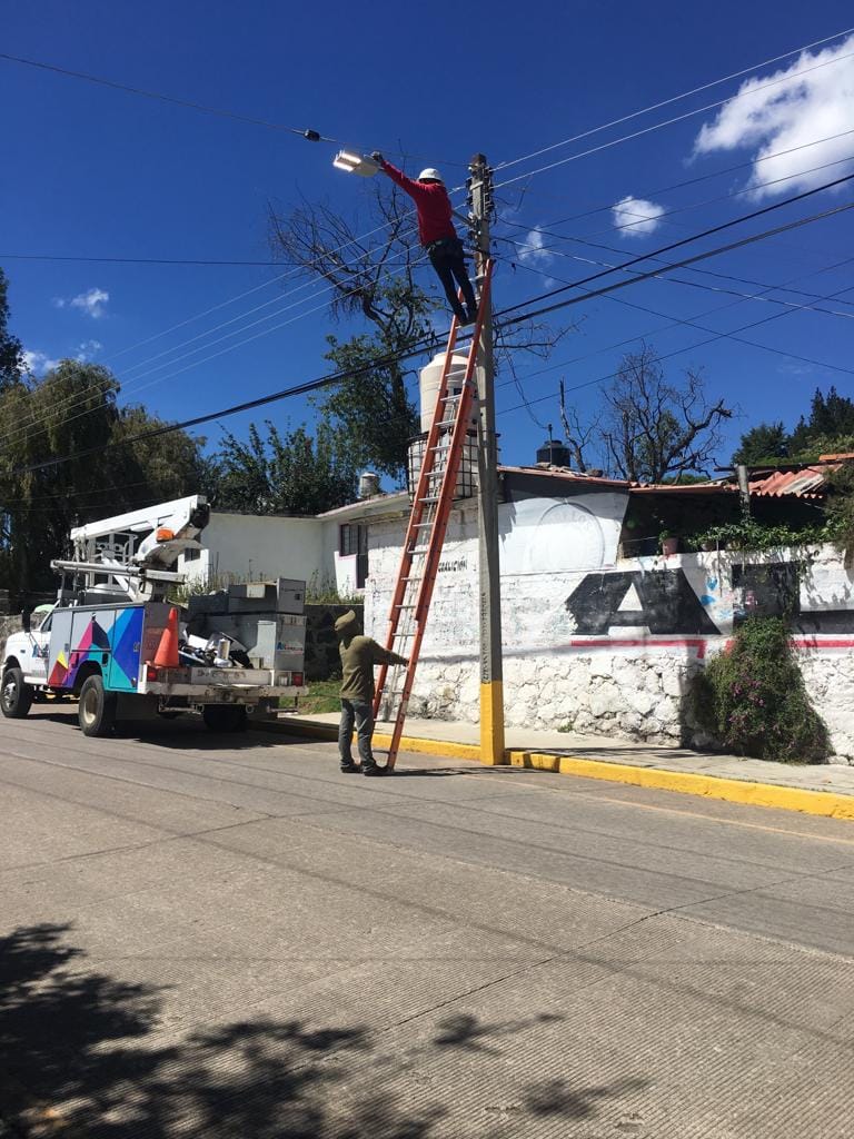 1697207387 487 Nos encontramos reparando luminarias en el Barrio Primero de la