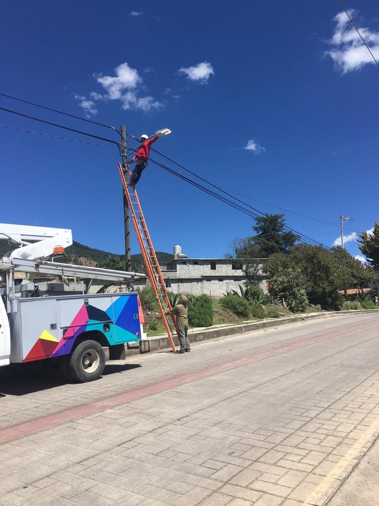 1697207399 762 Nos encontramos reparando luminarias en el Barrio Primero de la