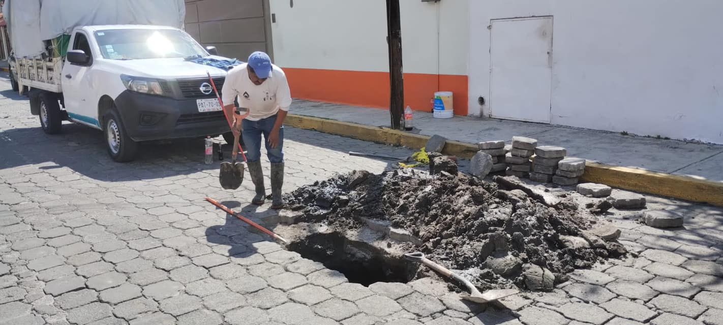 1697231880 276 Opdapas de Metepec ￼atendio reporte de socavon en Puerto Acapulco