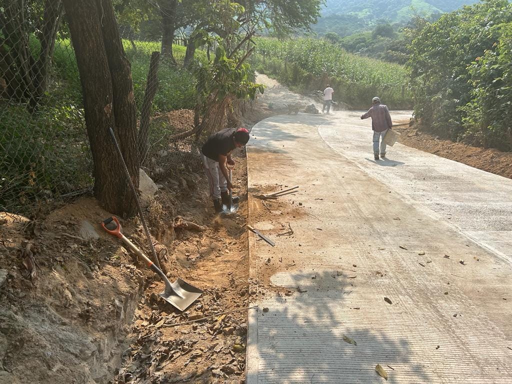 1697235085 913 Se trabaja en la carretera con concreto hidraulico de Los