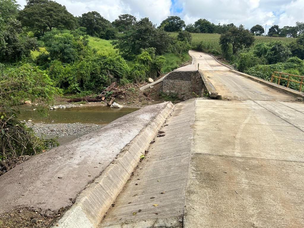 1697235100 Se trabaja en la carretera con concreto hidraulico de Los