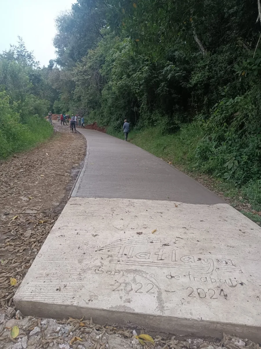 1697292837 Seguimos trabajando en el tramo carretero de la comunidad de