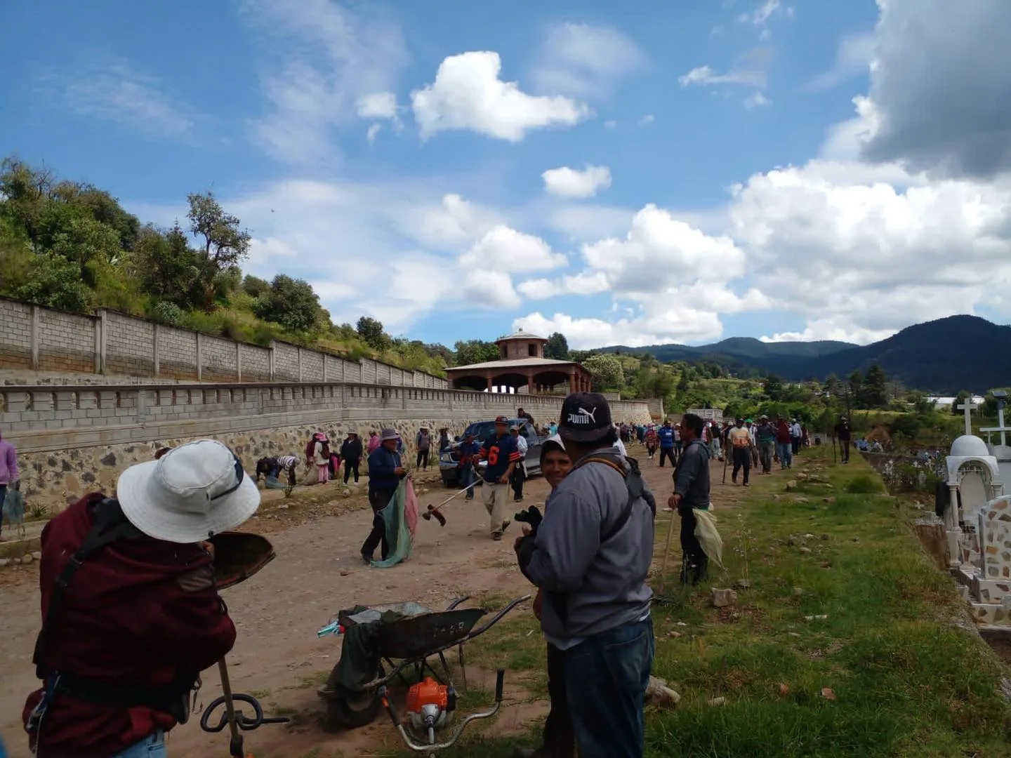 1697301435 Companeros de Ecologia trabajan para mantener en condiciones optimas los jpg