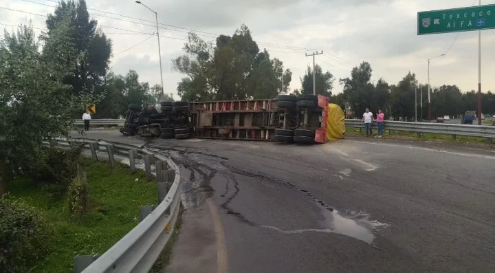 1697303025 AVISO A LA CIUDADANIA Se reporta volcadura de trailer en jpg